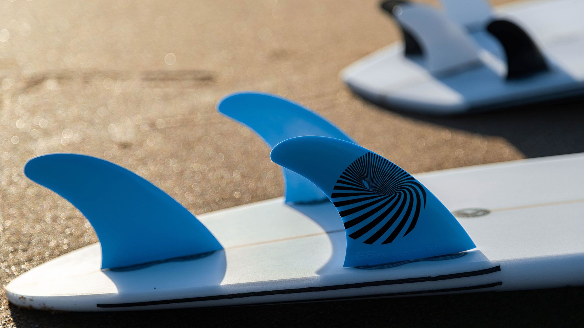 Quillas de surf de color azul, fcs compatibles y de la marca e8 fin system