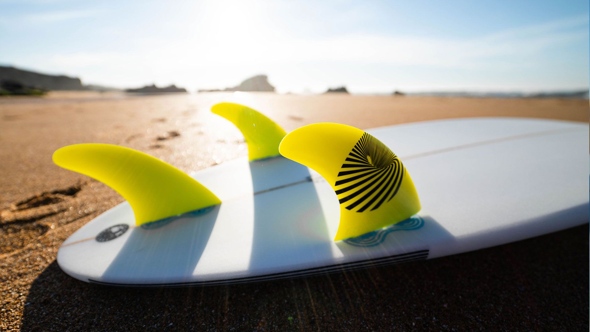 Quillas de surf amarillas fcs compatibles de la marca e8 fin system